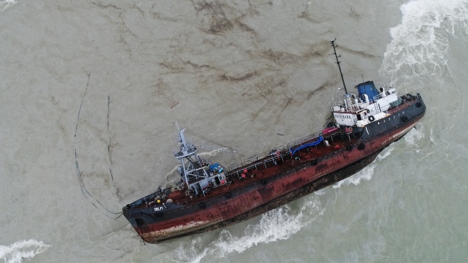 Із затонулого біля Одеси танкера Delfi знову витікає пальне