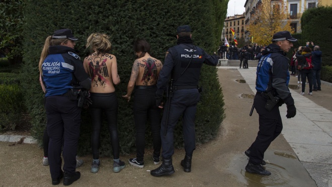 «Легальный фашизм». В Мадриде активистки Femen c голой грудью ворвались в толпу сторонников диктатора Франко