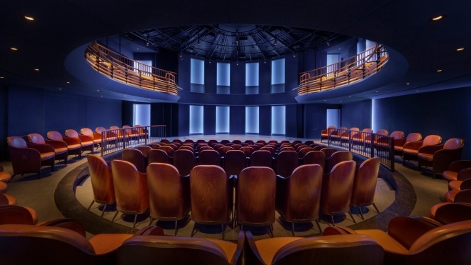 В Лондоне открыли театр с передвижной сценой и сидениями. Положение зала можно изменить одним нажатием кнопки