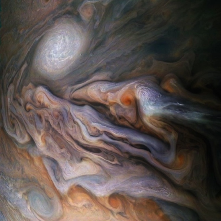 Буря на Юпітері. Один з кораблів NASA зумів зафіксувати масив хмар і гігантський шторм над поверхнею планети Юпітер.