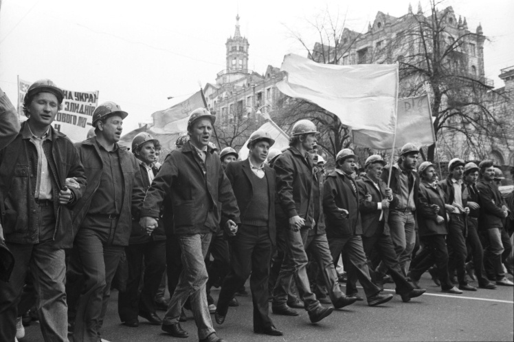 Демонстрація шахтарів-страйкувальників Донбасу в Києві на Хрещатику. 16 квітня 1991 року.
