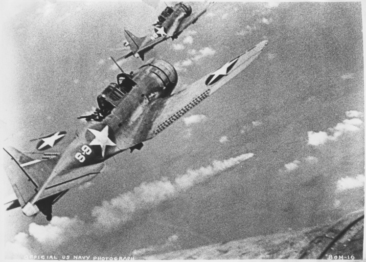 Торпедоносцы ВМС США летят над горящим японским кораблем во время битвы за Мидуэй, 4 июня 1942 года.