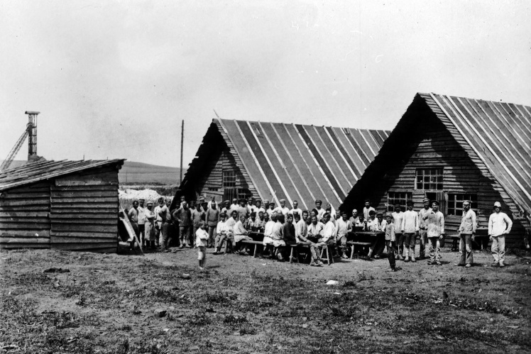 Сезонные рабочие у летних построек шахты Боково-Хрустальского рудоуправления, Луганская область, 1920-е