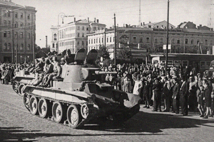 Советские танки БТ-7 проезжают возле рижского автовокзала, 17 июня 1940 года.