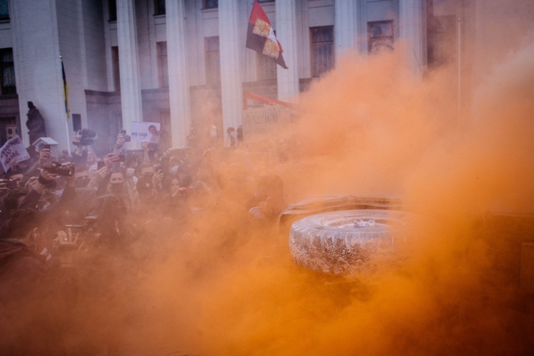Когда протестующие переворачивали горящий автомобиль, из колонок звучала песня N. W. A  “F*ck The Police” (1988).
