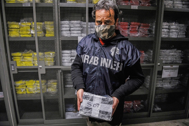 Італійський поліцейський демонструє упаковку колумбійського кокаїну, вилученого в порту Ліворно, перед тим як усю партію буде знищено, 15 травня 2020 року.