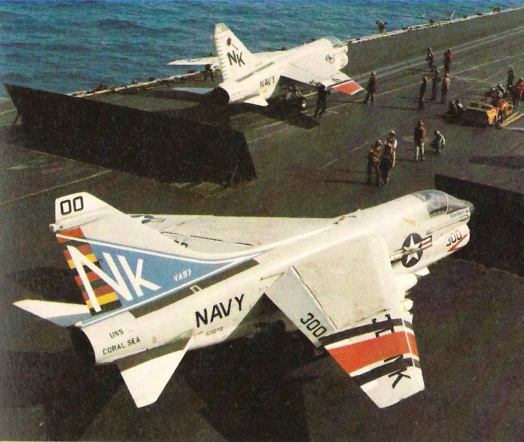 Два самолета ВМС США на авианосце USS Coral Sea, которые участвовали в операции по спасению заложников в Тегеране, апрель 1980 года.