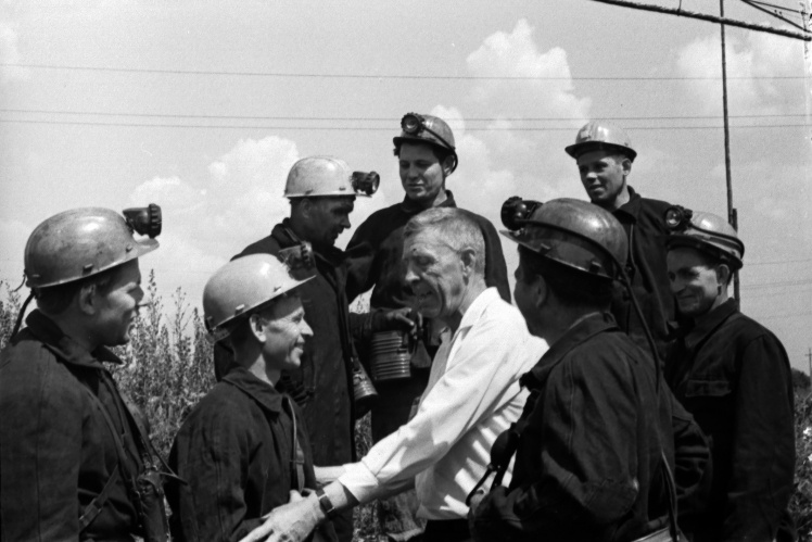 Алексей Стаханов с бригадой горняков комбината «Торезантрацит», 24 июня 1968 года