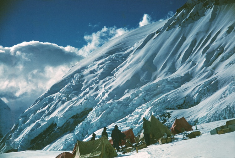 Табір V біля підніжжя гори Лхоцзе, березень 1953 року.