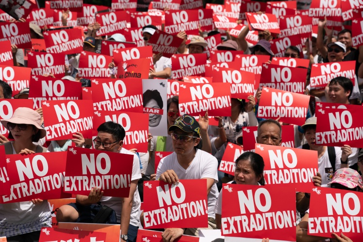 Первая массовая акция протеста в Гонконге против законопроекта об экстрадиции в Китай, в которой участвовали около миллиона человек. 9 июня 2019 года.