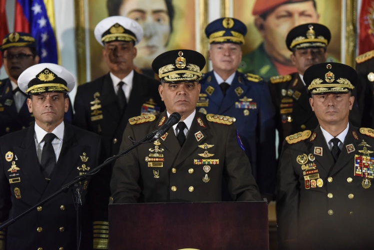 Министр обороны Венесуэлы Владимир Падрино Лопес (в центре) и верхушка армии пока официально поддерживают действующего президента Николаса Мадуро.
