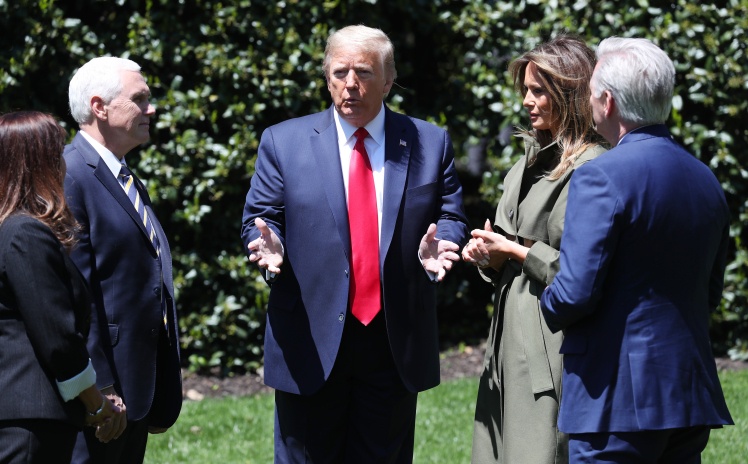 Президент США Дональд Трамп розмовляє зі своєю дружиною Меланією, віцепрезидентом Майклом Пенсом і другою леді Карен Пенс. Вашингтон,  22 квітня 2020 року.