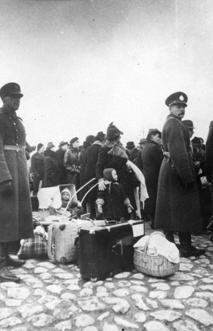 Німецькі репатріанти чекають на корабель на набережній Риги. У жовтні 1939 року Латвія уклала з Німеччиною договір про репатріацію етнічних німців, до весни 1940 року країну покинули близько 50 тисяч людей.
