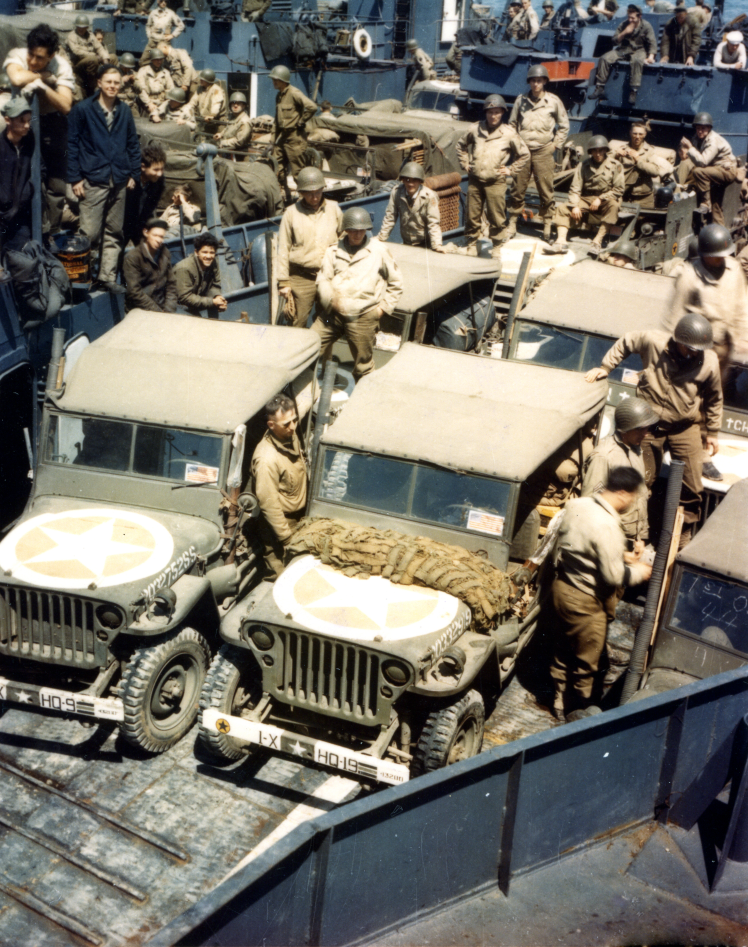 Американские военные джипы Ford GPW на борту десантного корабля во время подготовки к высадке в Нормандии, 1 июня 1944 года.