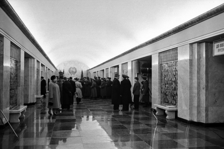 Керівники партії та уряду УРСР оглядають станцію «Хрещатик» у день відкриття Київського метрополітену, 6 листопада 1960 року.