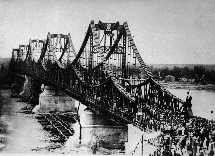 Відкриття моста імені Євгенії Бош у Києві в 1925 році. У 1941 році його підірвали радянські війська, які відступали. У 1965 році поряд з його руїнами звели міст Метро.
