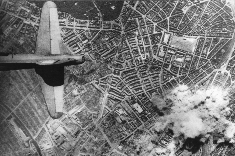 Авіація союзників бомбить німецьке місто Гамбург — великий промисловий центр, порт і транспортний вузол, де розташовувались нафтопереробні підприємства, бункери підводних човнів, верфі, 2 серпня 1943 року.