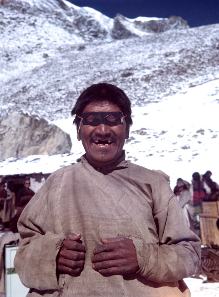 Шерп у снігових окулярах, Непал, березень 1953 року.