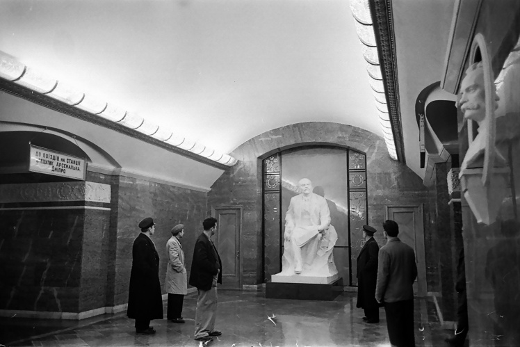 Скульптура Леніна на станції «Університет» Київського метрополітену, 6 листопада 1960 року.