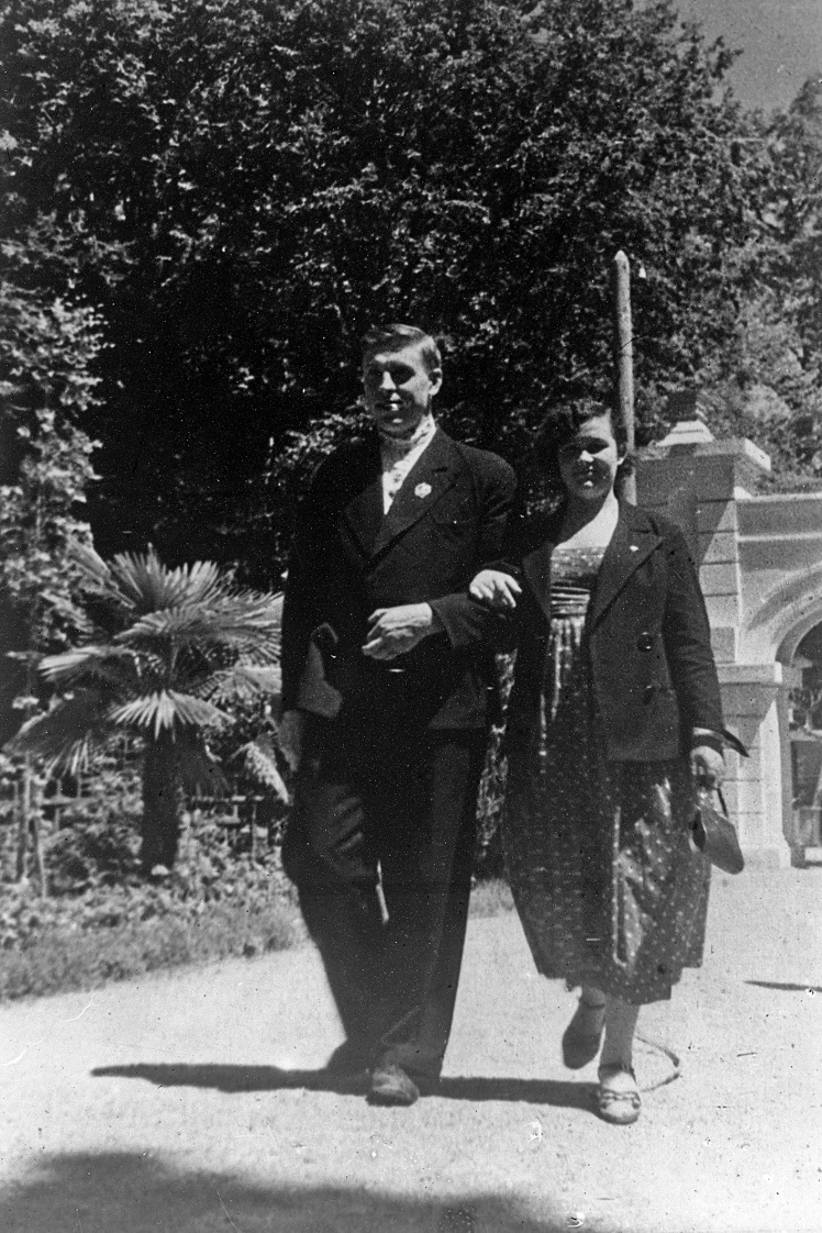 Алексей Стаханов с женой Галиной на прогулке в Сочи, 1937 год.