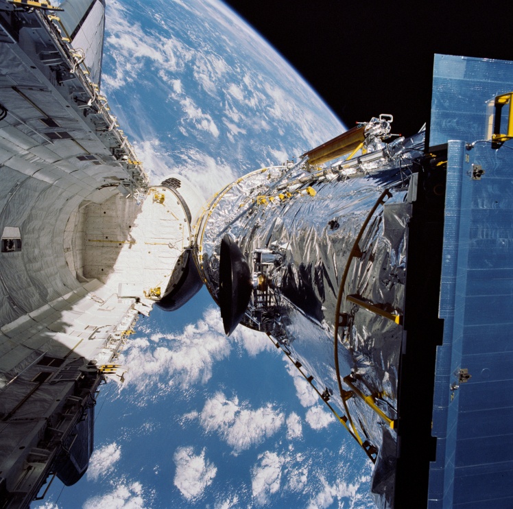 Развертывание телескопа «Хаббл» на орбите Земли. Фото 25 апреля 1990 года.