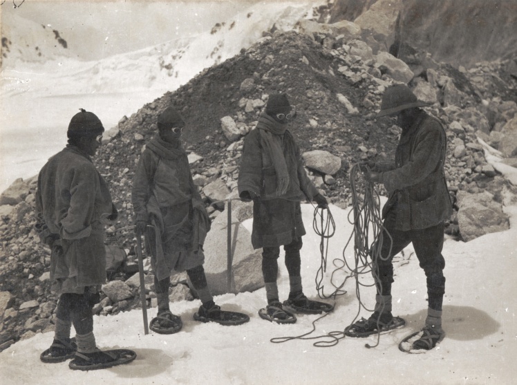 Шерпи, що вперше взули снігоступи під час британської експедиції на Еверест, 10 липня 1921 року.