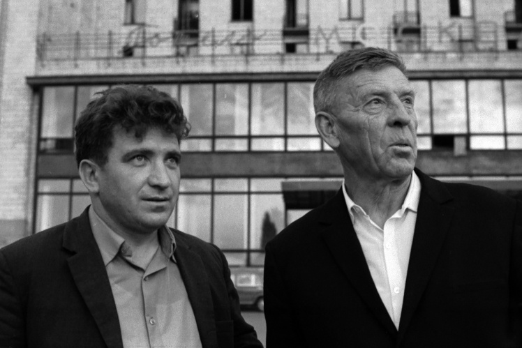 Алексей Стаханов (справа) в Киеве, 4 сентября 1968 года.