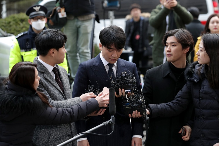 Колишній учасник K-pop групи Big Bang Лі Син Хен дає інтерв'ю перед допитом у поліції 14 березня 2019 року.