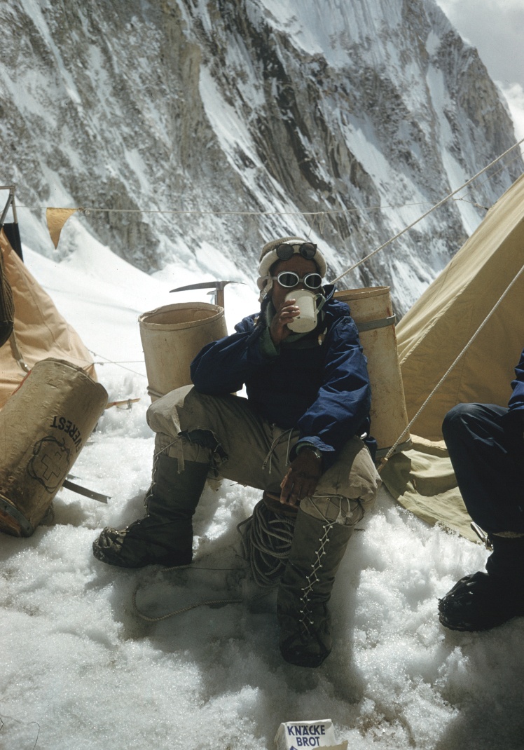 Тенцинг Норгей п’є чай у таборі IV після успішного сходження на Еверест, Непал, 30 травня 1953 року.