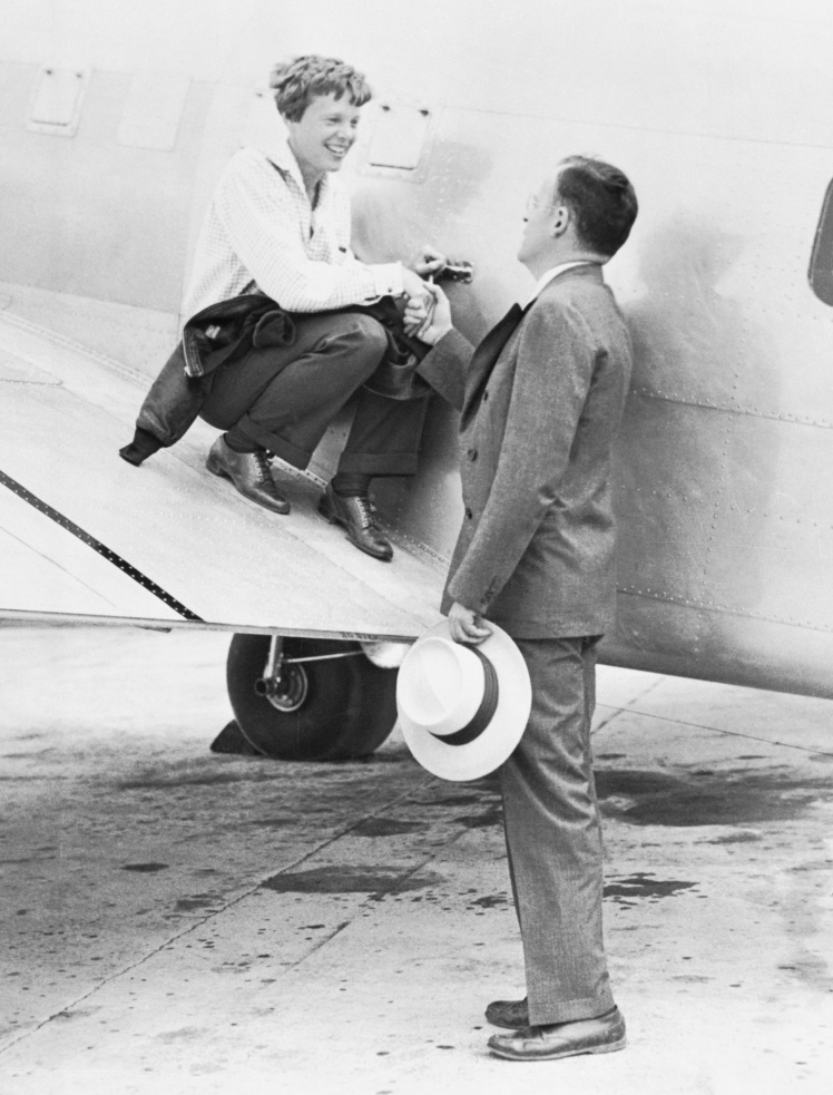 Амелія Ерхарт зі своїм чоловіком Джорджем П. Путнамом у Маямі, Флорида.