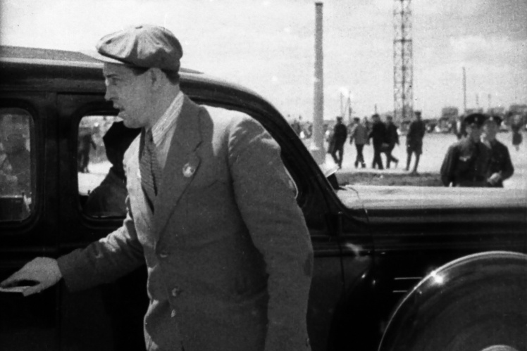 Олексій Стаханов виходить з машини в місті Сталіно (нині Донецьк), 1938 рік.