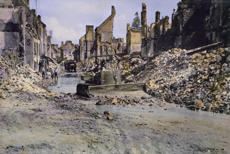 Армійський бульдозер США розчищає завали після битви при Шербуру, Франція, червень 1944 року.