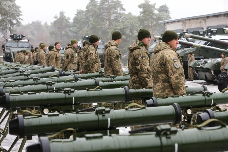 Євросоюз має кілька варіантів допомоги Україні. Основний — підтримка її  оборони. Читайте на UKR.NET