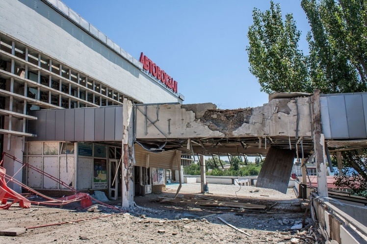 Здание автовокзала в Луганске после обстрела в июле 2014 года.