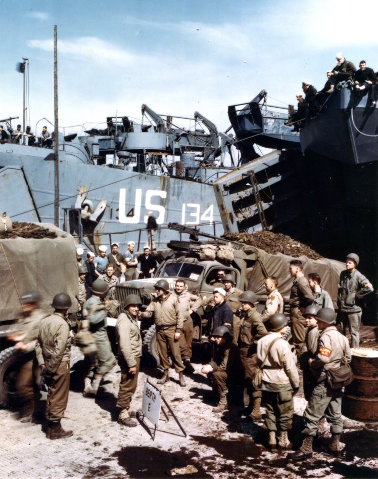 Американські військові вантажівки завантажують на десантний корабель під час підготовки до висадки в Нормандії, 1 червня 1944 року.