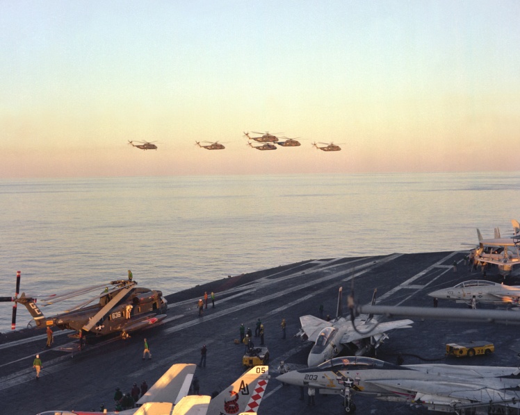 Група вертольотів ВМС США над авіаносцем USS Nimitz в Аравійському морі готується до операції «Орлиний кіготь», квітень 1980 року.