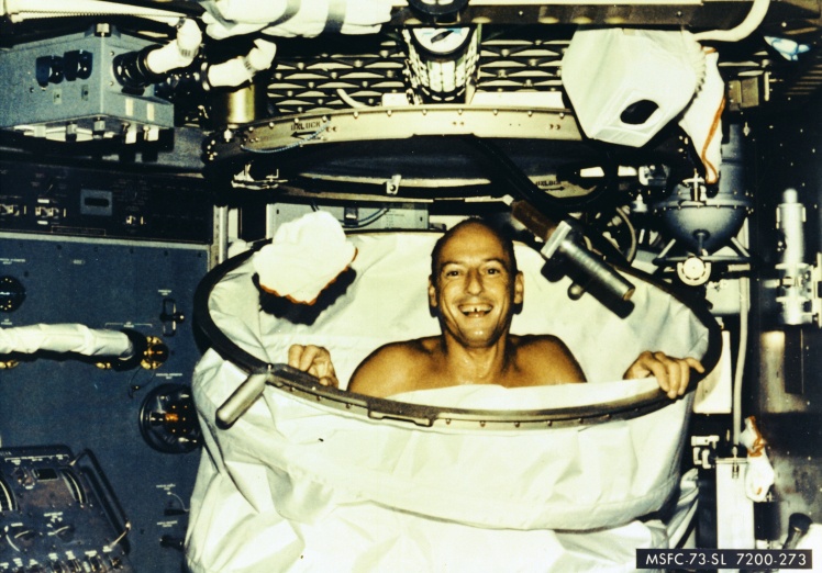 Астронавт Чарльз Конрад в душе на орбитальной станции Skylab, 1 июня 1973 года.