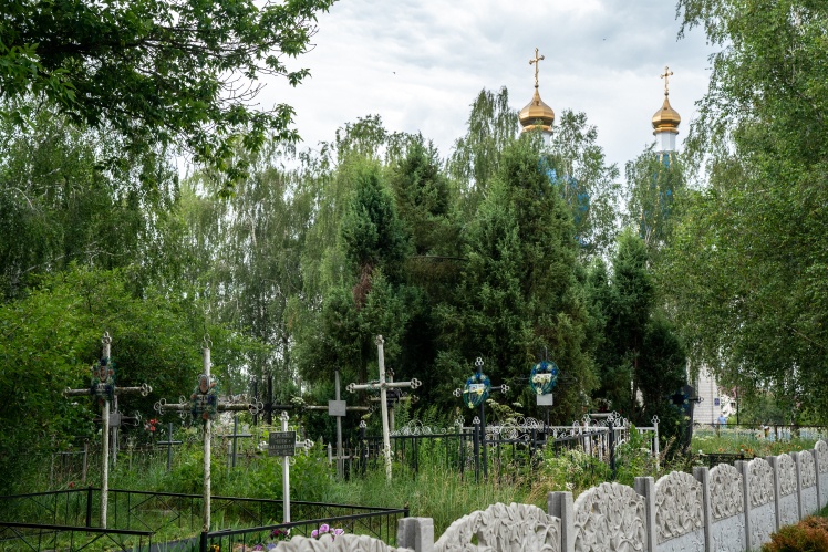 Церковь находится на окраине Морозовки, возле кладбища.