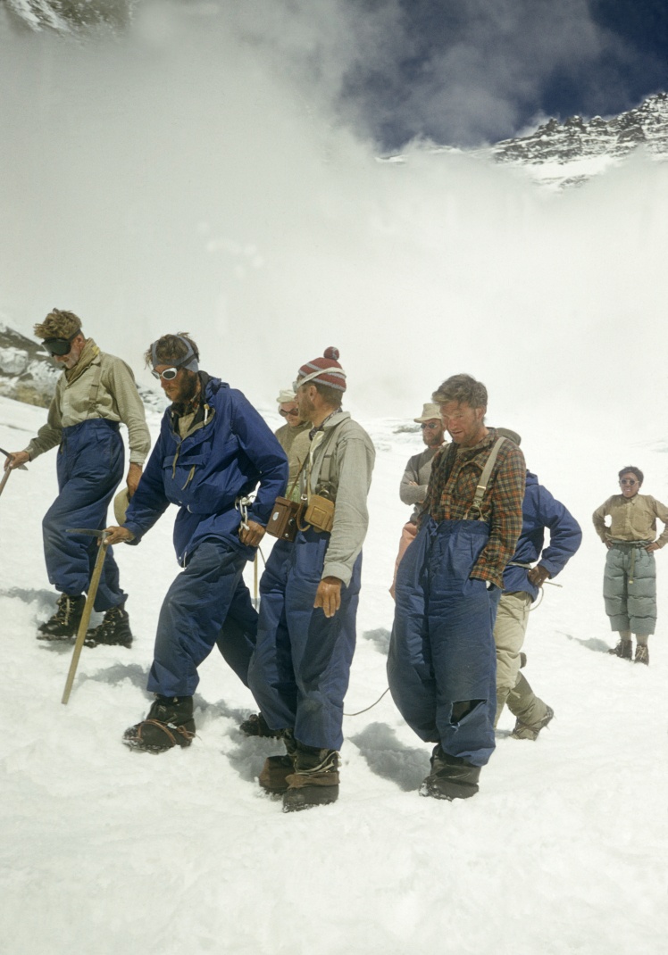 Едмунд Гілларі та Тенцинг Норгей повертаються до табору IV після успішного сходження на Еверест в оточенні інших членів команди, 1953 рік.