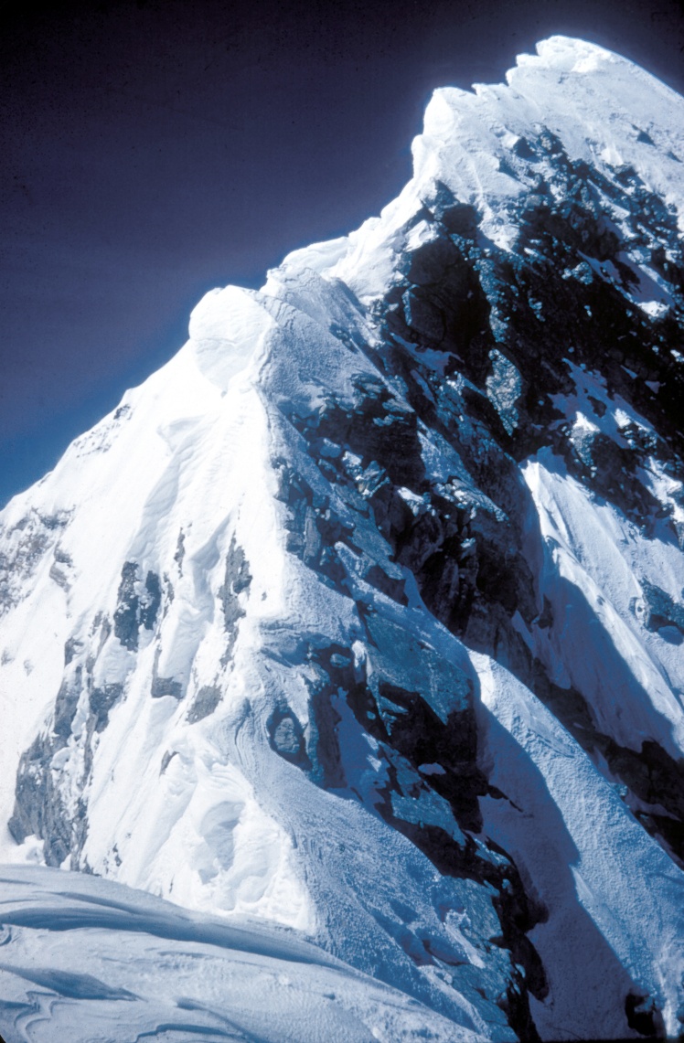 Один із хребтів Евересту, які Едмунд Гілларі сфотографував після сходження, 29 травня 1953 року.