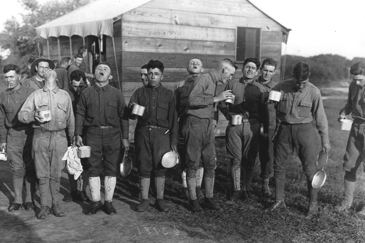 Американські солдати полощуть рот солоною водою задля профілактики іспанського грипу, але цей захід виявився неефективним, вересень 1918 року.