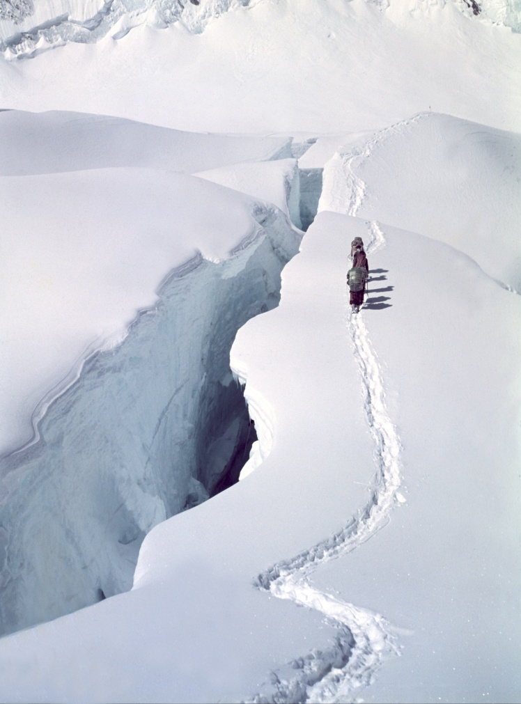Один из членов экспедиции Джона Ханта на Эвересте, март 1953 года.