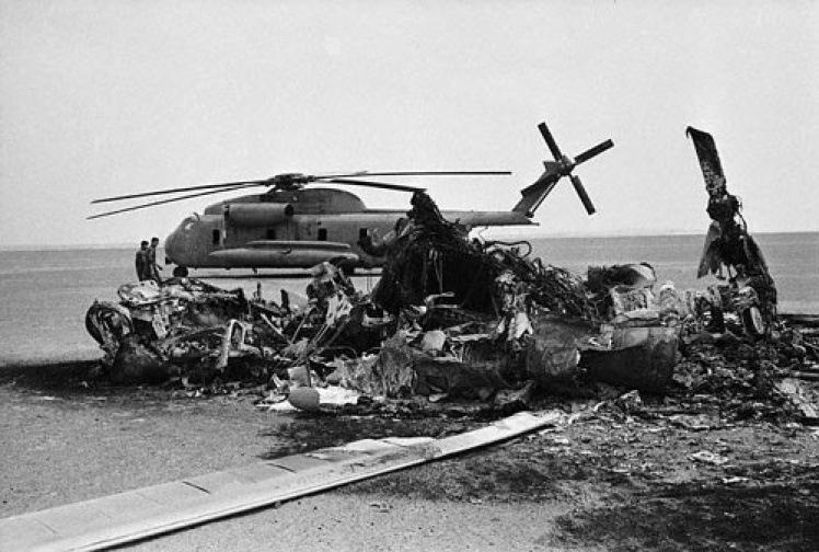 Вертолет, потерпевший крушение во время операции «Орлиный коготь», апрель 1980 года.