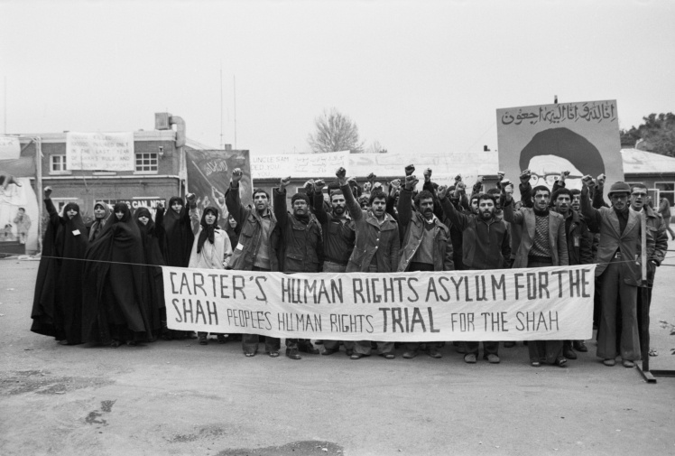 Іранські студенти, які тримають американських заручників у полоні в посольстві в Тегерані, скандують антиамериканські гасла, 22 грудня 1979 року.