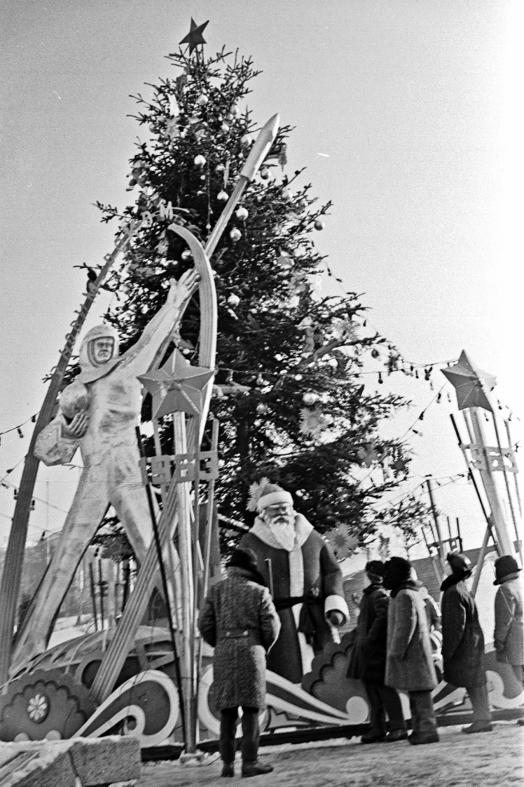 Новогодняя елка на площади Калинина (сейчас Майдан Незалежности) в Киеве, январь 1963 года.