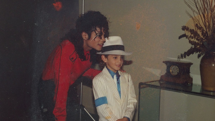 Майкл Джексон (ліворуч) з юним Вейдом Робсоном на початку 90-х. Фото використовується в документальному фільмі «Залишаючи Неверленд».