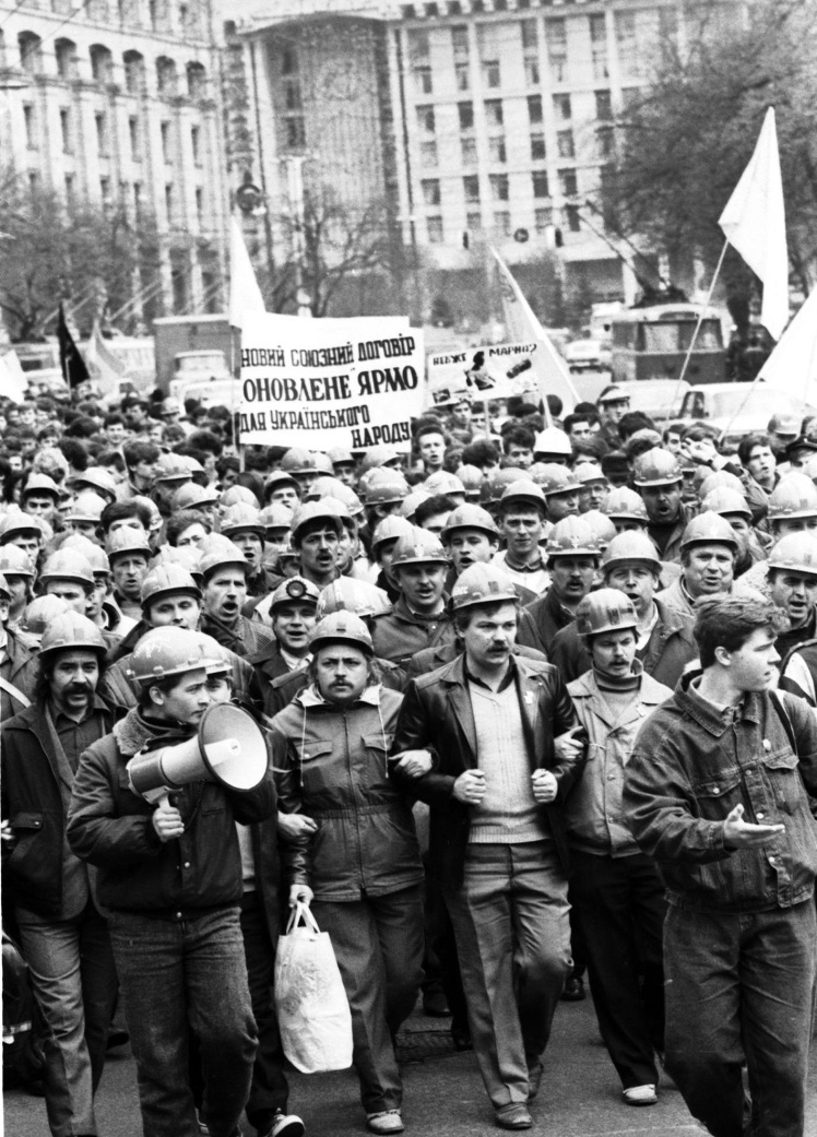 Демонстрація шахтарів-страйкувальників Донбасу в Києві на Хрещатику. 16 квітня 1991 року.