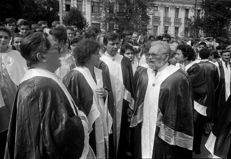 Первый проректор по науке Киево-Могилянской академии, академик, доктор философских наук, профессор Мирослав Попович (справа) среди преподавателей и студентов, 24 августа 1992 года.