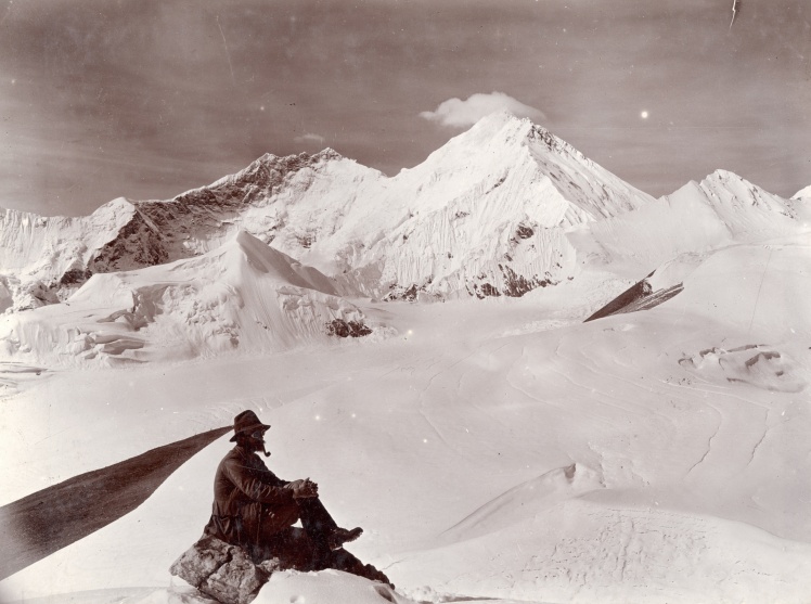 Член першої експедиції на Еверест на тлі пейзажів Джомолунгми, 1921 рік.