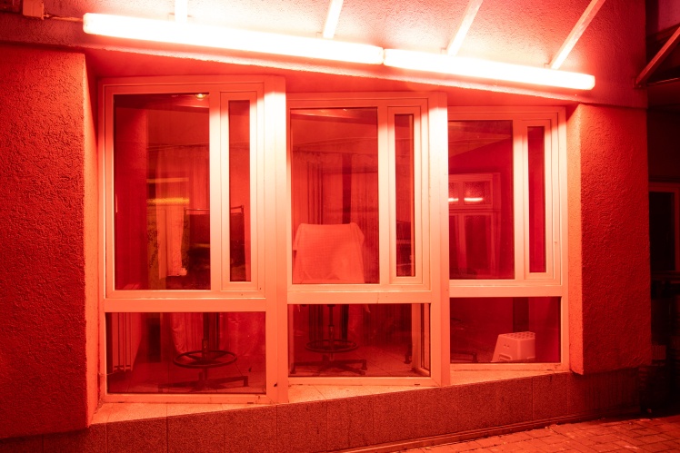 Пустые витрины в немецком борделе, где обычно сидят секс-работницы